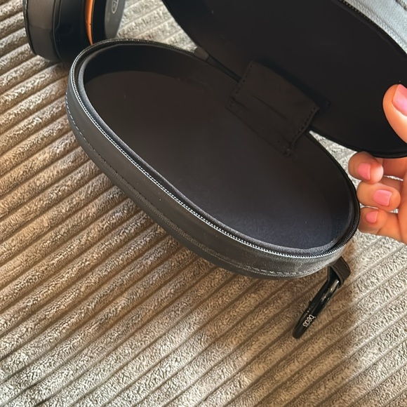 Beats by Dre Headphones - Picture 3 of 4